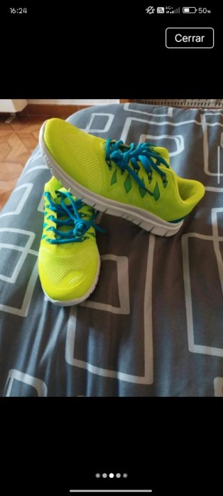 Zapatillas deportivas amarillas y azules