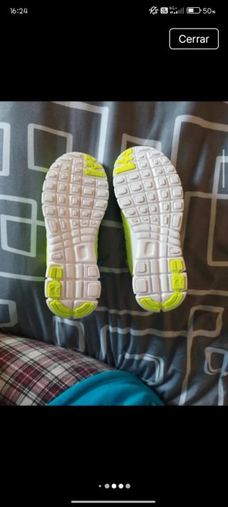 Zapatillas deportivas amarillas y azules