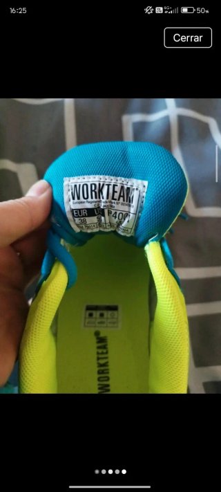 Zapatillas deportivas amarillas y azules
