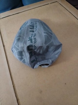 Gorra deportiva gris