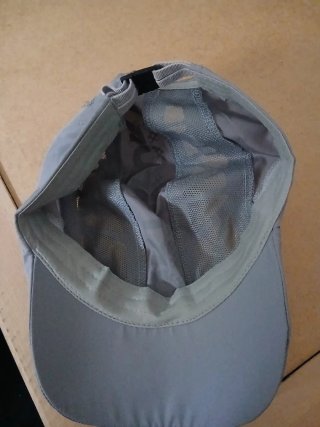 Gorra deportiva gris