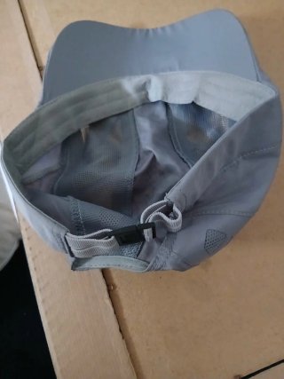 Gorra deportiva gris