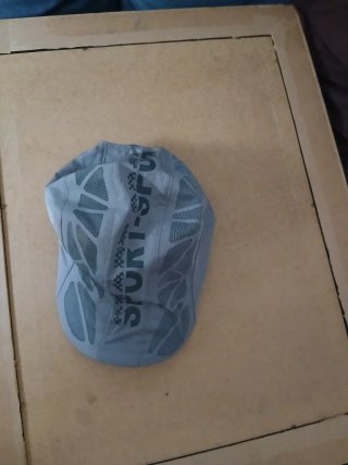 Gorra deportiva gris
