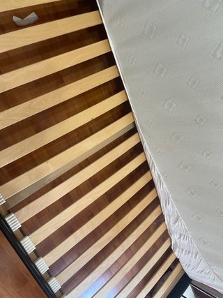 Cama de forja negra  IKEA con somier