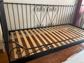Cama de forja negra  IKEA con somier