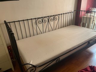 Cama de forja negra  IKEA con somier