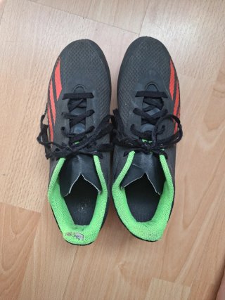 Zapatillas de fútbol Adidas Negras y Rojas