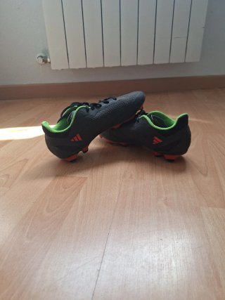 Zapatillas de fútbol Adidas Negras y Rojas