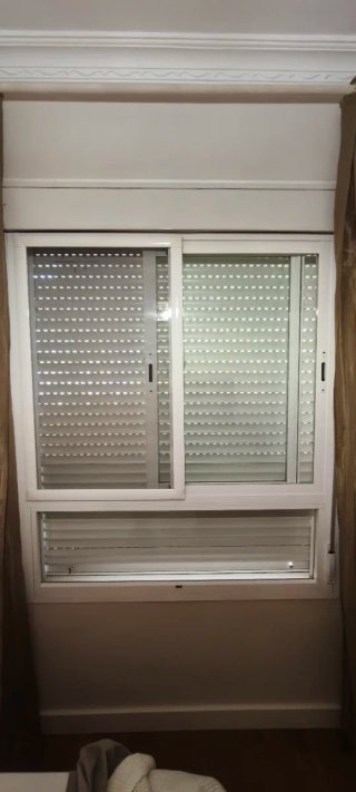 Ventana aluminio con persiana. Medidas 130x165.