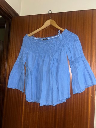 Blusa azul sin hombros
