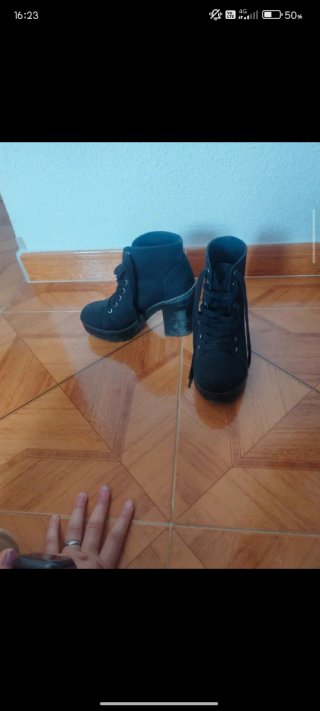 Botines negros con cordones