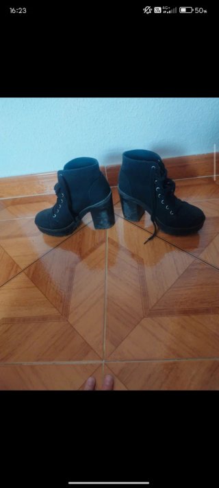 Botines negros con cordones