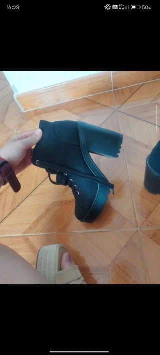 Botines negros con cordones