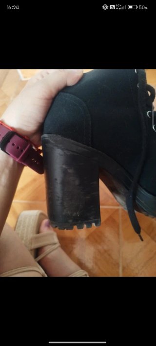 Botines negros con cordones