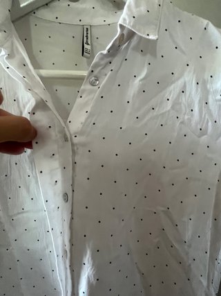 Camisa blanca Stradivarius topos negros