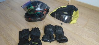 Casco y guantes de moto