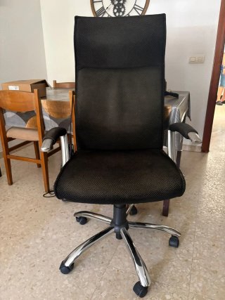 Silla de despacho negra y plateada