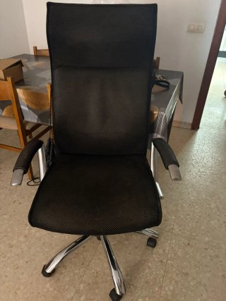 Silla de despacho negra y plateada