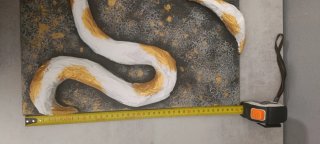 Serpente in rilievo su tela oro e bianco