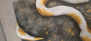Serpente in rilievo su tela oro e bianco