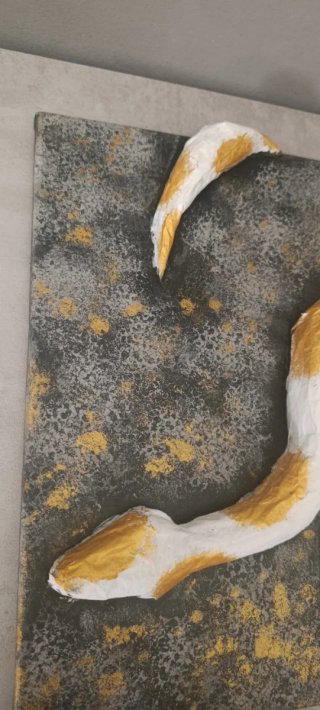Serpente in rilievo su tela oro e bianco