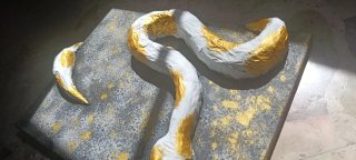 Serpente in rilievo su tela oro e bianco