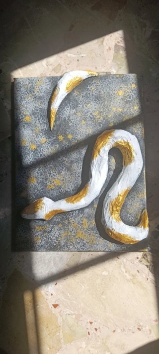 Serpente in rilievo su tela oro e bianco