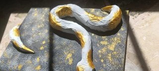 Serpente in rilievo su tela oro e bianco