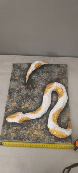Serpente in rilievo su tela oro e bianco