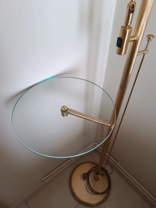 Lámpara de pie dorada con repisa de cristal