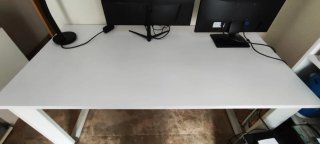Mesa de escritorio blanca.