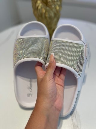 Sandalias blancas con pedrería