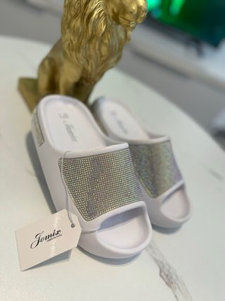 Sandalias blancas con pedrería