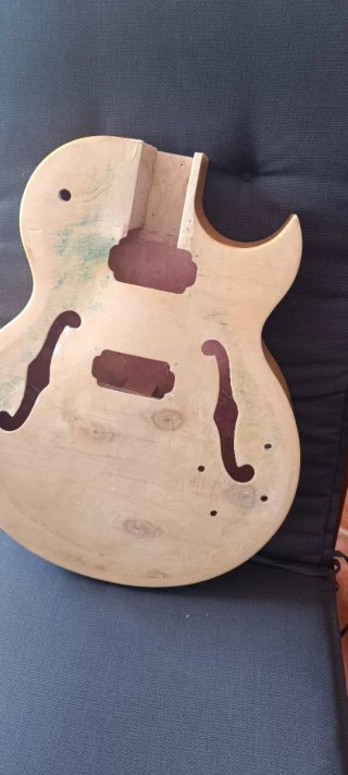Guitarra de jazz para reparar