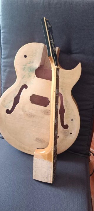 Guitarra de jazz para reparar