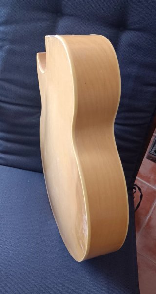Guitarra de jazz para reparar