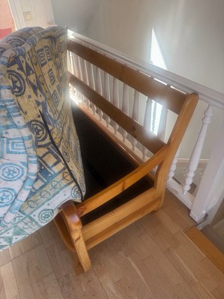 Sofá de madera y tela