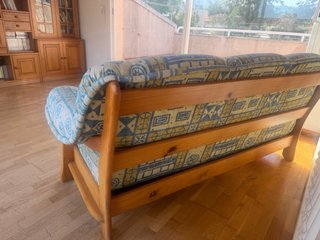 Sofá de madera y tela