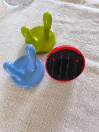3 Percheros de pared de plástico