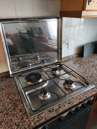 Cocina de gas, horno, campana, fregadero y grifo