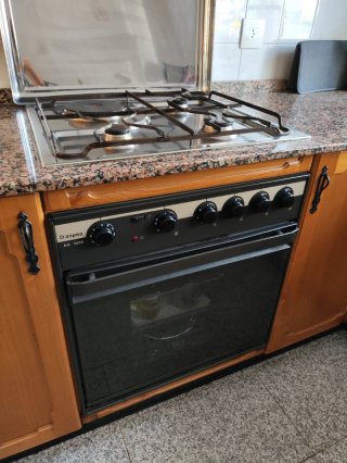 Cocina de gas, horno, campana, fregadero y grifo