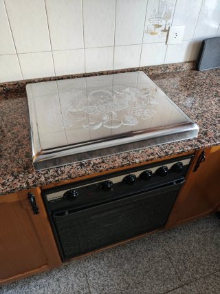 Cocina de gas, horno, campana, fregadero y grifo