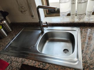 Cocina de gas, horno, campana, fregadero y grifo