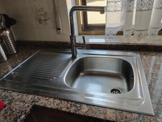 Cocina de gas, horno, campana, fregadero y grifo