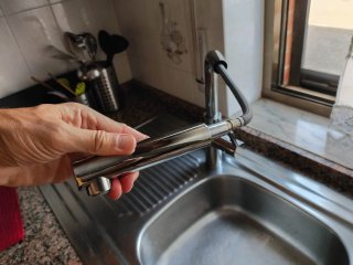 Cocina de gas, horno, campana, fregadero y grifo