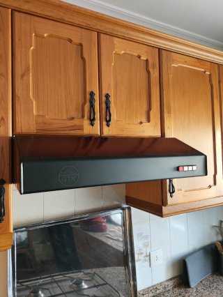 Cocina de gas, horno, campana, fregadero y grifo