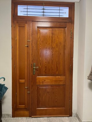 Puerta de madera con cristal y reja