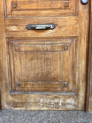 Puerta de madera con cristal y reja