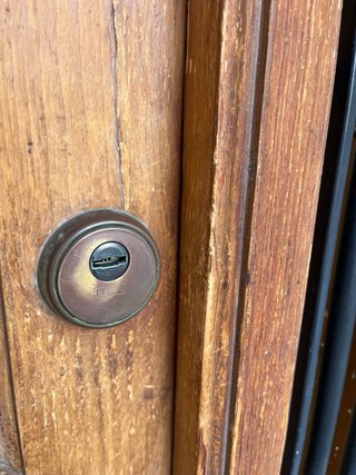 Puerta de madera con cristal y reja