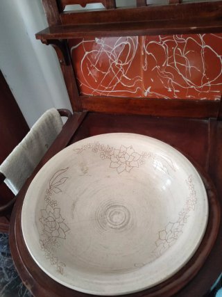 Lavabo antiguo de madera y cerámica